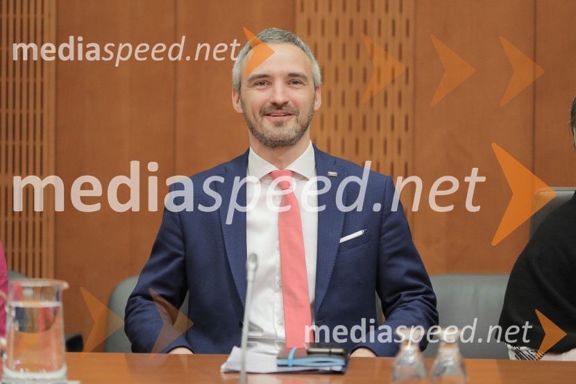  Janez Cigler Kralj, minister za delo, družino, socialne zadeve in enake možnostiZaslišanja ministrov tretje Janševe vlade