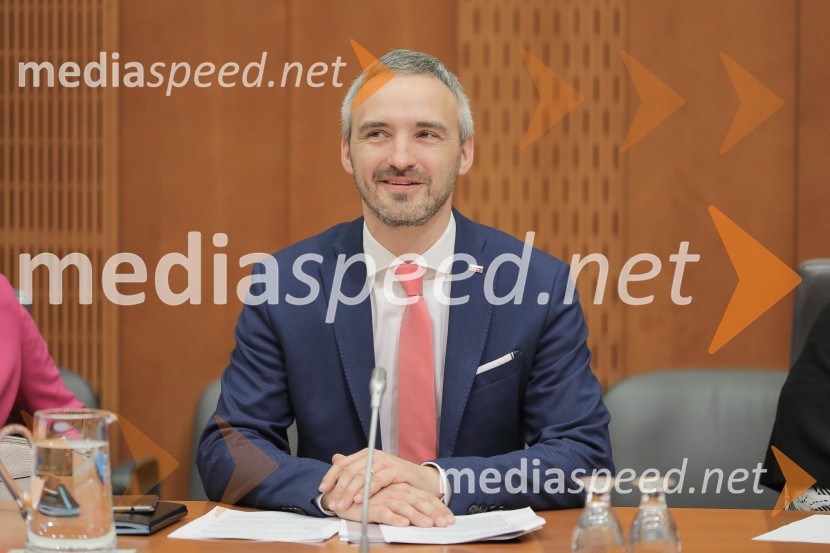  Janez Cigler Kralj, minister za delo, družino, socialne zadeve in enake možnostiZaslišanja ministrov tretje Janševe vlade