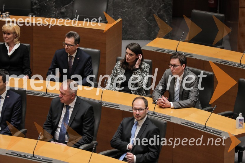  Zvone  Černač, minister brez resorja, pristojen za strateške projekte in kohezijo;  Zdravko Počivalšek, minister za gospodarski razvoj in tehnologijo; dr. Simona Kustec, ministrica za izobraževanje, znanost in šport;  Jernej Vrtovec, minister za infrastrukturo;  Boštjan  Koritnik , minister za javno upravoPotrjena 3. Janševa vlada