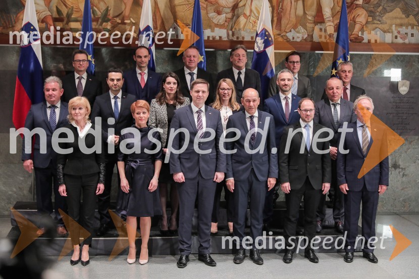 mag. Andrej Vizjak, minister za okolje in prostor;  Lilijana  Kozlovič , ministrica za pravosodje;  Zvone  Černač, minister brez resorja, pristojen za strateške projekte in kohezijo;  Matej Tonin, podpredsednik vlade in minister za obrambo; dr. Aleksandra Pivec, ministrica za kmetijstvo, gozdarstvo in prehrano RS, predsednica stranke DESUS;  Anže Logar, minister za zunanje zadeve; dr. Simona Kustec, ministrica za izobraževanje, znanost in šport;  Zdravko Počivalšek, minister za gospodarski razvoj in tehnologijo;  ... ;  Helena  Jaklitsch, ministrica brez resorja, pristojna za področje odnosov med RS in avtohtono slovensko narodno skupnostjo v sosednjih državah ter med RS in Slovenci po svetu;  Vasko Simoniti, minister za kulturo;  Janez Janša, predsednik vlade RS;  Janez Cigler Kralj, minister za delo, družino, socialne zadeve in enake možnosti;  Boštjan  Koritnik , minister za javno upravo;  Jernej Vrtovec, minister za infrastrukturo;  Andrej Šircelj, minister za finance;  Tomaž Gantar, miPotrjena 3. Janševa vlada
