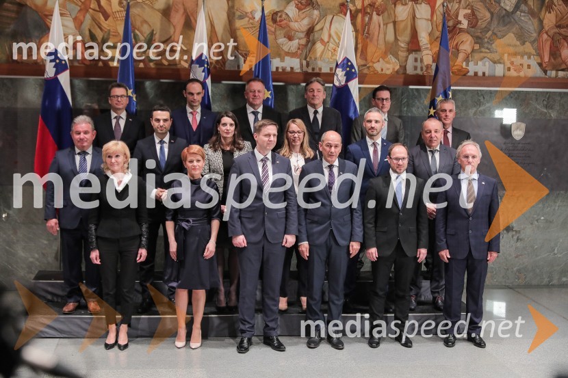 mag. Andrej Vizjak, minister za okolje in prostor;  Lilijana  Kozlovič , ministrica za pravosodje;  Zvone  Černač, minister brez resorja, pristojen za strateške projekte in kohezijo;  Matej Tonin, podpredsednik vlade in minister za obrambo; dr. Aleksandra Pivec, ministrica za kmetijstvo, gozdarstvo in prehrano RS, predsednica stranke DESUS;  Anže Logar, minister za zunanje zadeve; dr. Simona Kustec, ministrica za izobraževanje, znanost in šport;  ... ;  Zdravko Počivalšek, minister za gospodarski razvoj in tehnologijo;  Helena  Jaklitsch, ministrica brez resorja, pristojna za področje odnosov med RS in avtohtono slovensko narodno skupnostjo v sosednjih državah ter med RS in Slovenci po svetu;  Vasko Simoniti, minister za kulturo;  Janez Janša, predsednik vlade RS;  Janez Cigler Kralj, minister za delo, družino, socialne zadeve in enake možnosti;  Boštjan  Koritnik , minister za javno upravo;  Jernej Vrtovec, minister za infrastrukturo;  Andrej Šircelj, minister za finance;  Tomaž Gantar, miPotrjena 3. Janševa vlada