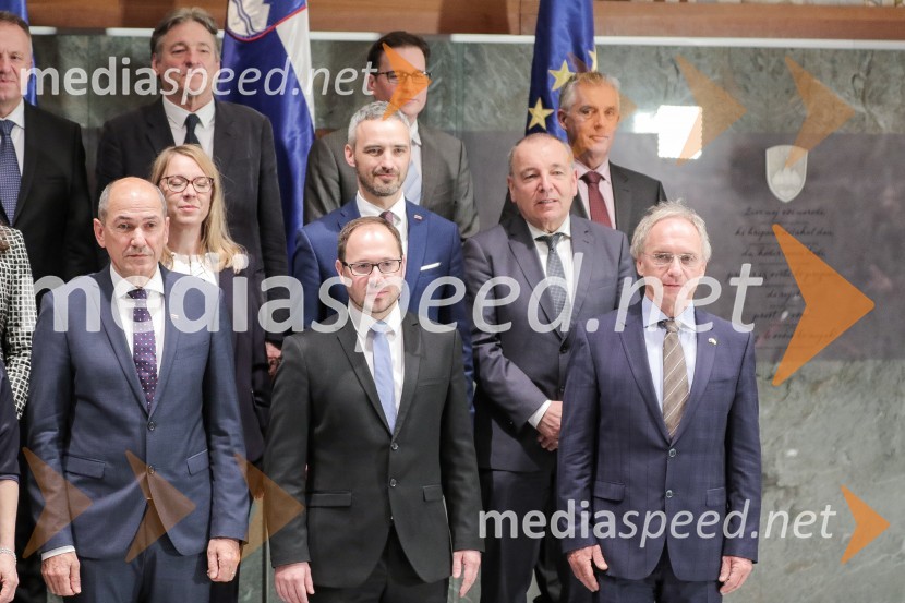  Janez Janša, predsednik vlade RS;  Helena  Jaklitsch, ministrica brez resorja, pristojna za področje odnosov med RS in avtohtono slovensko narodno skupnostjo v sosednjih državah ter med RS in Slovenci po svetu;  Vasko Simoniti, minister za kulturo;  Jernej Vrtovec, minister za infrastrukturo;  Janez Cigler Kralj, minister za delo, družino, socialne zadeve in enake možnosti;  Boštjan  Koritnik , minister za javno upravo;  Andrej Šircelj, minister za finance;  Tomaž Gantar, minister za zdravje;  Aleš Hojs, Minister za notranje zadevePotrjena 3. Janševa vlada