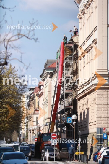 Gradbena dela v neposredni bližini 1. gimnazijeMaribor in mestni utrip v času novega koronavirusa