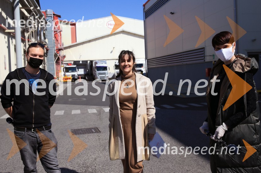  Aleks Horvat, novinar, Radio Maribor;  Dubravka Rebernak, korporativne komunikacije, Henkel Slovenija;  Franja  Pižmoht Potisk, novinarkaHenkel podaril 2 toni izdelkov in računalnike