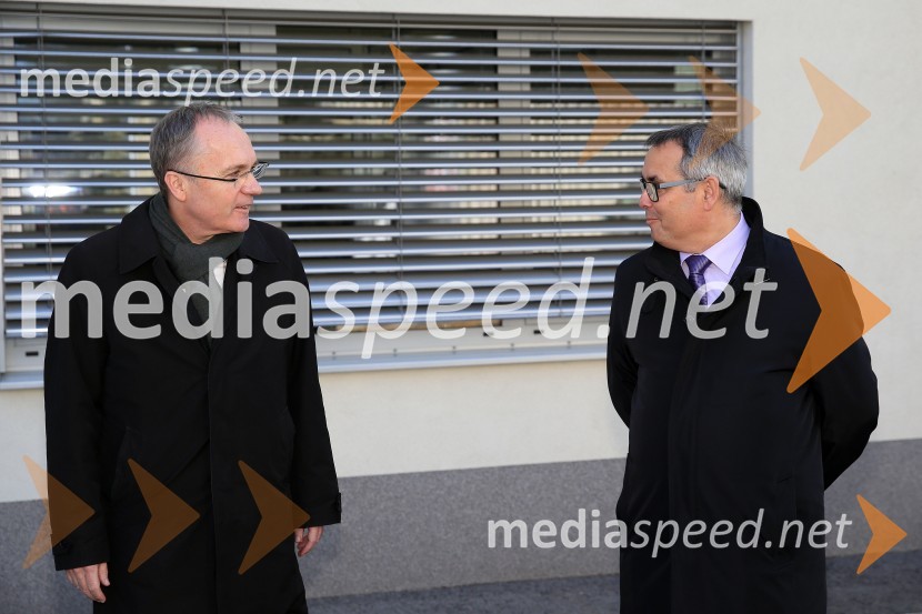 prim. doc. dr. Jernej Završnik, dr. med., spec., direktor Zdravstvenega doma dr. Adolfa Drolca; mag. Aleksander Jus, pomočnik direktorja za zdravstveno nego, ZD dr. Adolfa Drolca MariborHenkel podaril 2 toni izdelkov in računalnike