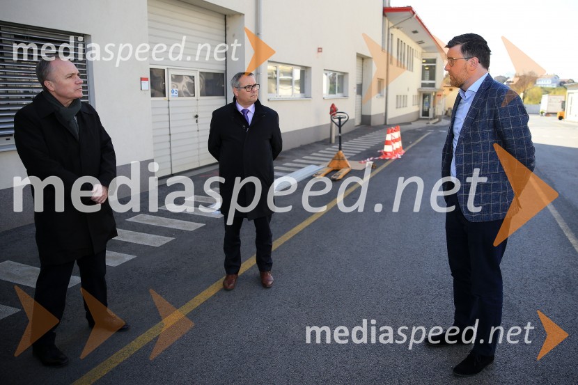 prim. doc. dr. Jernej Završnik, dr. med., spec., direktor Zdravstvenega doma dr. Adolfa Drolca; mag. Aleksander Jus, pomočnik direktorja za zdravstveno nego, ZD dr. Adolfa Drolca Maribor;  Christof  Vollstedt, direktor Henkel MariborHenkel podaril 2 toni izdelkov in računalnike