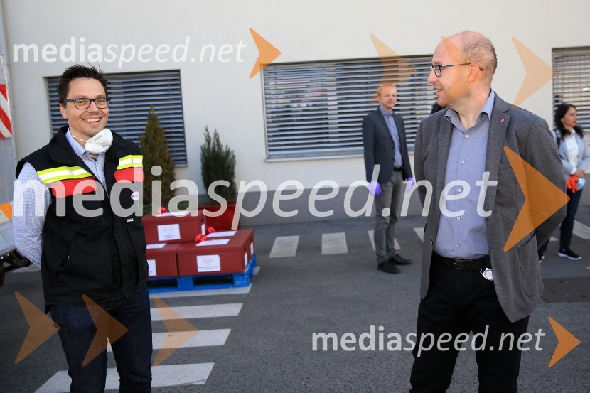  Matej Ribič, Henkel Maribor d.o.o.;  Gregor Majcen, vodja proizvodnje, Henkel Maribor d.o.o.Henkel podaril 2 toni izdelkov in računalnike