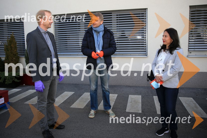  Borut Suhadolnik, Henkel Maribor d.o.o.;  Muktananda Jöbstl, prof. sociologije in zgodovine, OŠ Ribnica na Pohorju, učitelj joge;  Suzi Asfour, predsednica Zveze klubov tajnic in poslovnih sekretarjev SlovenijeHenkel podaril 2 toni izdelkov in računalnike