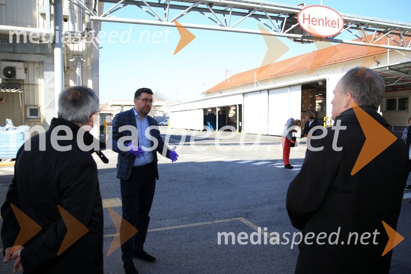  Christof  Vollstedt, direktor Henkel MariborHenkel podaril 2 toni izdelkov in računalnike