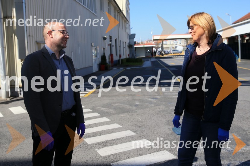  Gregor Majcen, vodja proizvodnje, Henkel Maribor d.o.o.;  Mojca Kirbiš, ravnateljica, OŠ Rada Robiča LimbušHenkel podaril 2 toni izdelkov in računalnike