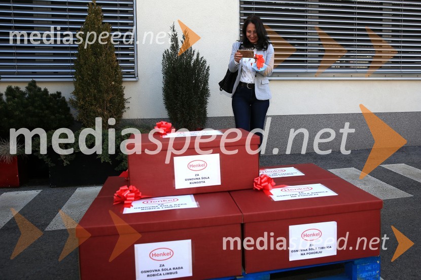  Suzi Asfour, predsednica Zveze klubov tajnic in poslovnih sekretarjev SlovenijeHenkel podaril 2 toni izdelkov in računalnike