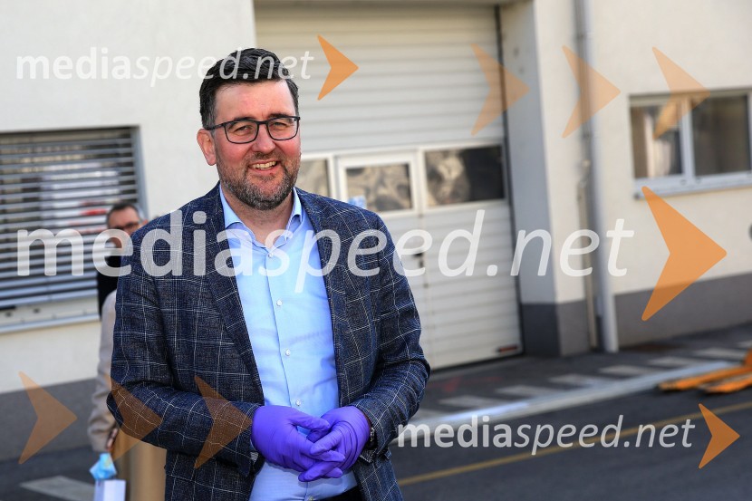  Christof  Vollstedt, direktor Henkel MariborHenkel podaril 2 toni izdelkov in računalnike