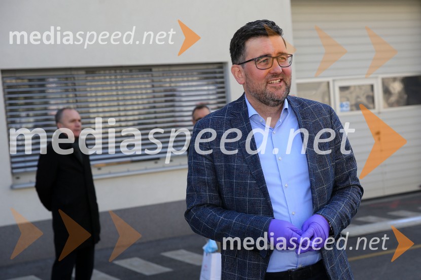  Christof  Vollstedt, direktor Henkel MariborHenkel podaril 2 toni izdelkov in računalnike