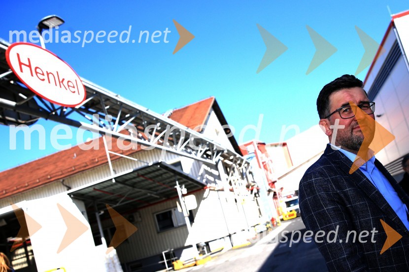  Christof  Vollstedt, direktor Henkel MariborHenkel podaril 2 toni izdelkov in računalnike