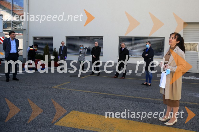  Dubravka Rebernak, korporativne komunikacije, HenkelHenkel podaril 2 toni izdelkov in računalnike