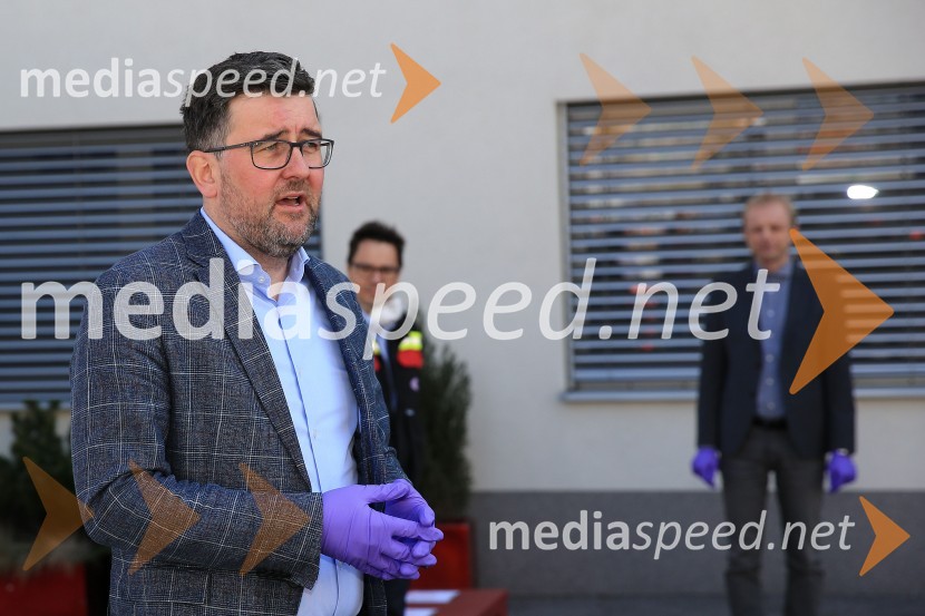  Christof  Vollstedt, direktor Henkel MariborHenkel podaril 2 toni izdelkov in računalnike