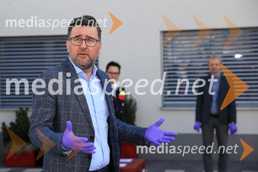  Christof  Vollstedt, direktor Henkel MariborHenkel podaril 2 toni izdelkov in računalnike