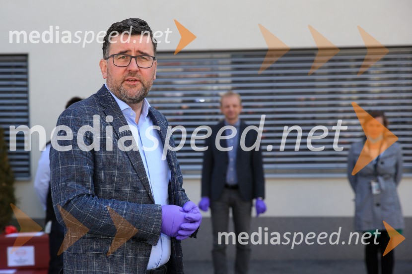  Christof  Vollstedt, direktor Henkel MariborHenkel podaril 2 toni izdelkov in računalnike