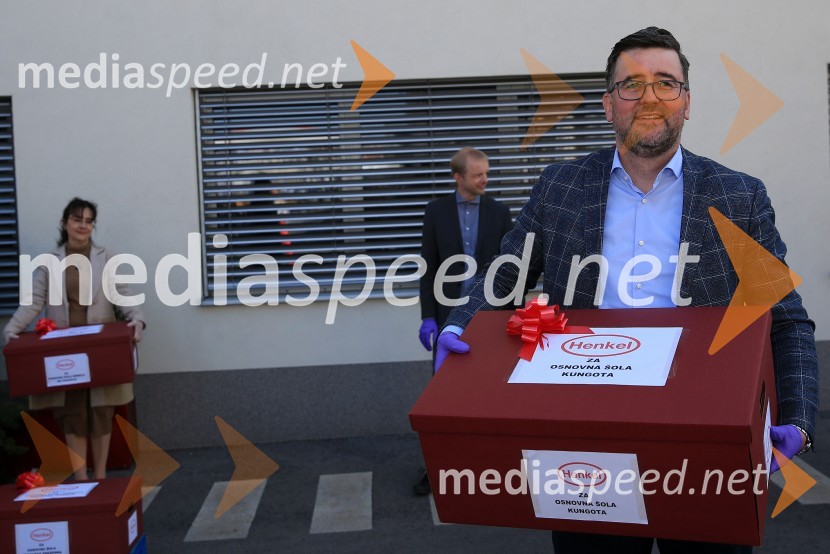  Christof  Vollstedt, direktor Henkel MariborHenkel podaril 2 toni izdelkov in računalnike