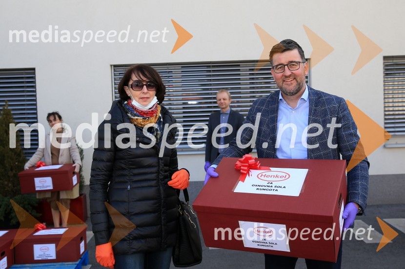  Marjana Hrast, ravnateljica, OŠ Zgornja Kungota;  Christof  Vollstedt, direktor Henkel MariborHenkel podaril 2 toni izdelkov in računalnike