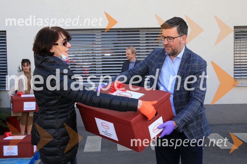 Marjana Hrast, ravnateljica, OŠ Zgornja Kungota;  Christof  Vollstedt, direktor Henkel MariborHenkel podaril 2 toni izdelkov in računalnike