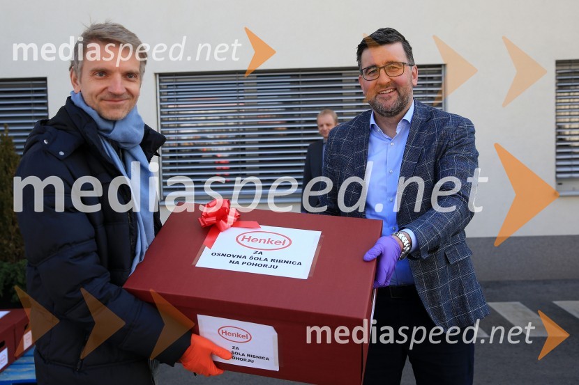  Muktananda Jöbstl, prof. sociologije in zgodovine, OŠ Ribnica na Pohorju, učitelj joge;  Christof  Vollstedt, direktor Henkel MariborHenkel podaril 2 toni izdelkov in računalnike