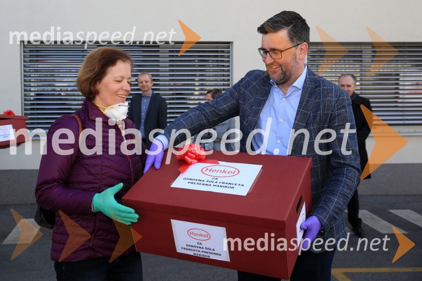  Vida Živkovič, univ. dipl. socialna delavka, OŠ Franceta Prešerna Maribor;  Christof  Vollstedt, direktor Henkel MariborHenkel podaril 2 toni izdelkov in računalnike
