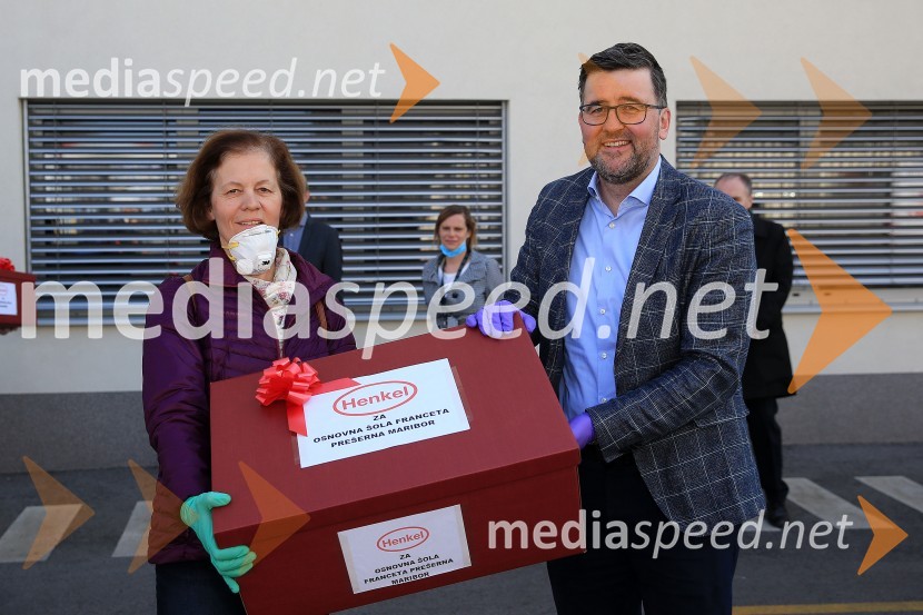  Vida Živkovič, univ. dipl. socialna delavka, OŠ Franceta Prešerna Maribor;  Christof  Vollstedt, direktor Henkel MariborHenkel podaril 2 toni izdelkov in računalnike