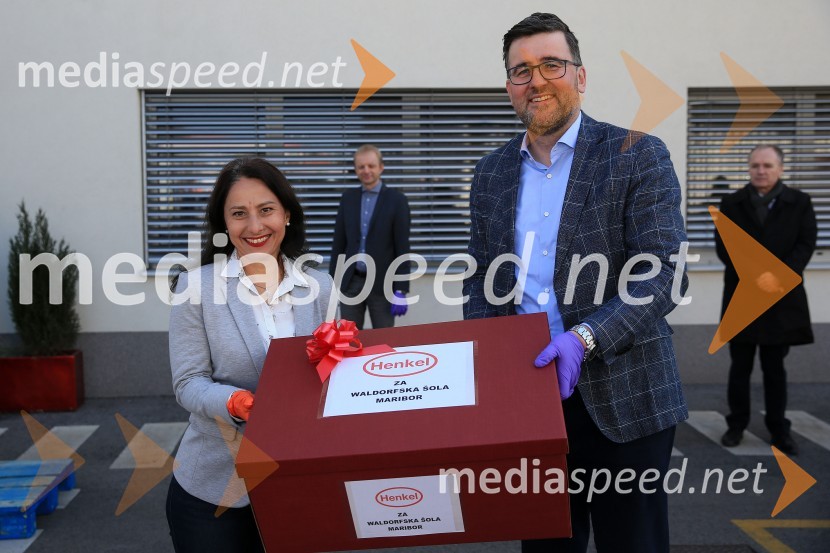  Suzi Asfour, predsednica Zveze klubov tajnic in poslovnih sekretarjev Slovenije;  Christof  Vollstedt, direktor Henkel MariborHenkel podaril 2 toni izdelkov in računalnike