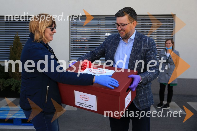  Mojca Kirbiš, ravnateljica, OŠ Rada Robiča Limbuš;  Christof  Vollstedt, direktor Henkel MariborHenkel podaril 2 toni izdelkov in računalnike