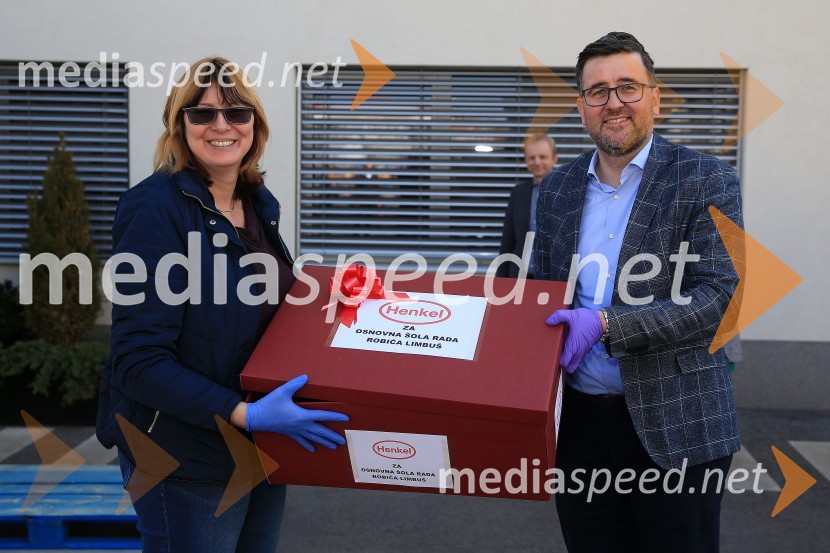  Mojca Kirbiš, ravnateljica, OŠ Rada Robiča Limbuš;  Christof  Vollstedt, direktor Henkel MariborHenkel podaril 2 toni izdelkov in računalnike