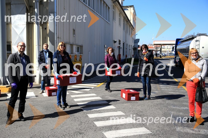 Gregor Majcen, vodja proizvodnje, Henkel Maribor d.o.o.;  Muktananda Jöbstl, prof. sociologije in zgodovine, OŠ Ribnica na Pohorju, učitelj joge;  Mojca Kirbiš, ravnateljica, OŠ Rada Robiča Limbuš;  Vida Živkovič, univ. dipl. socialna delavka, OŠ Franceta Prešerna Maribor;  Marjana Hrast, ravnateljica, OŠ Zgornja Kungota;  Anka  Fingušt, vodja Varne hiše MariborHenkel podaril 2 toni izdelkov in računalnike