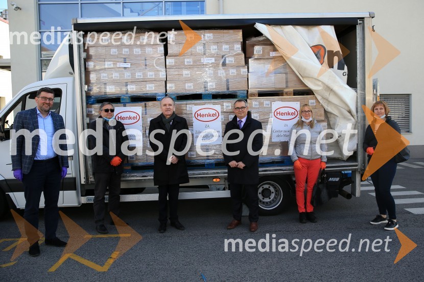  Christof  Vollstedt, direktor Henkel Maribor; mag. Miran Kerin, psiholog, predsednik Skupščine Skupnosti Centrov za socialno delo Slovenije, direktor Centra za socialno delo Ptuj; prim. doc. dr. Jernej Završnik, dr. med., spec., direktor Zdravstvenega doma dr. Adolfa Drolca; mag. Aleksander Jus, pomočnik direktorja za zdravstveno nego, ZD dr. Adolfa Drolca Maribor;  Anka  Fingušt, vodja Varne hiše Maribor;  Mirjana Drofenik, vodja Materinski dom MariborHenkel podaril 2 toni izdelkov in računalnike