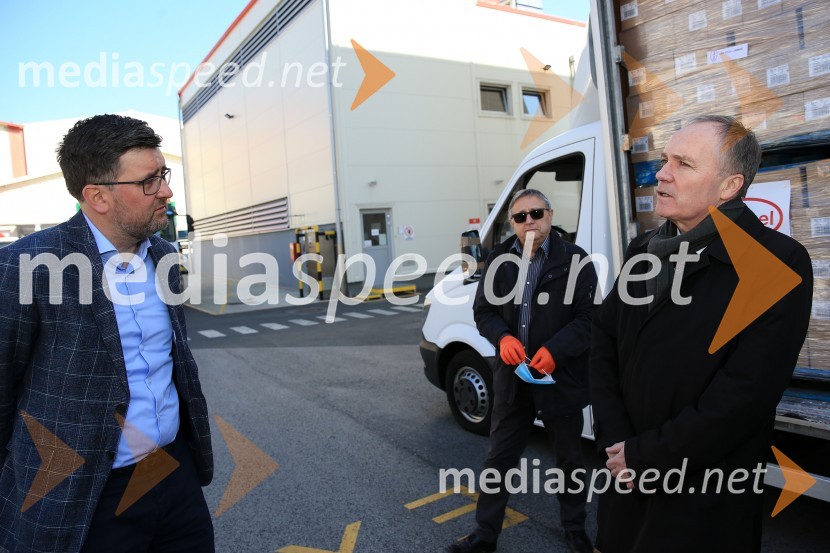  Christof  Vollstedt, direktor Henkel Maribor; mag. Miran Kerin, psiholog, predsednik Skupščine Skupnosti Centrov za socialno delo Slovenije, direktor Centra za socialno delo Ptuj; prim. doc. dr. Jernej Završnik, dr. med., spec., direktor Zdravstvenega doma dr. Adolfa DrolcaHenkel podaril 2 toni izdelkov in računalnike