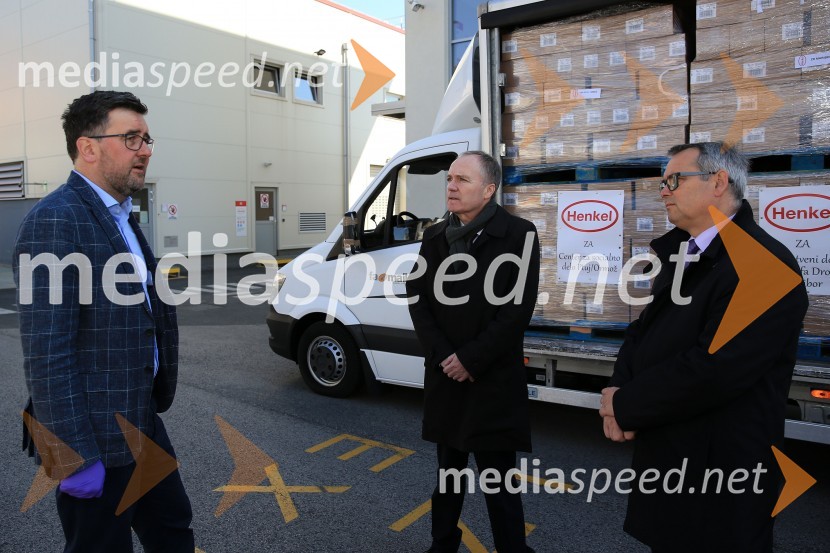 Christof  Vollstedt, direktor Henkel Maribor; prim. doc. dr. Jernej Završnik, dr. med., spec., direktor Zdravstvenega doma dr. Adolfa Drolca; mag. Aleksander Jus, pomočnik direktorja za zdravstveno nego, ZD dr. Adolfa Drolca MariborHenkel podaril 2 toni izdelkov in računalnike