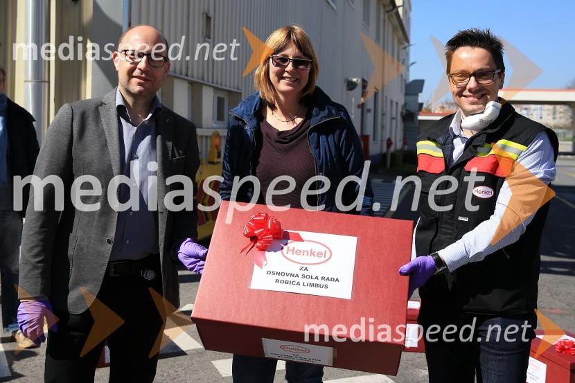  Gregor Majcen, vodja proizvodnje, Henkel Maribor d.o.o.;  Mojca Kirbiš, ravnateljica, OŠ Rada Robiča Limbuš;  Matej Ribič, Henkel Maribor d.o.o.Henkel podaril 2 toni izdelkov in računalnike