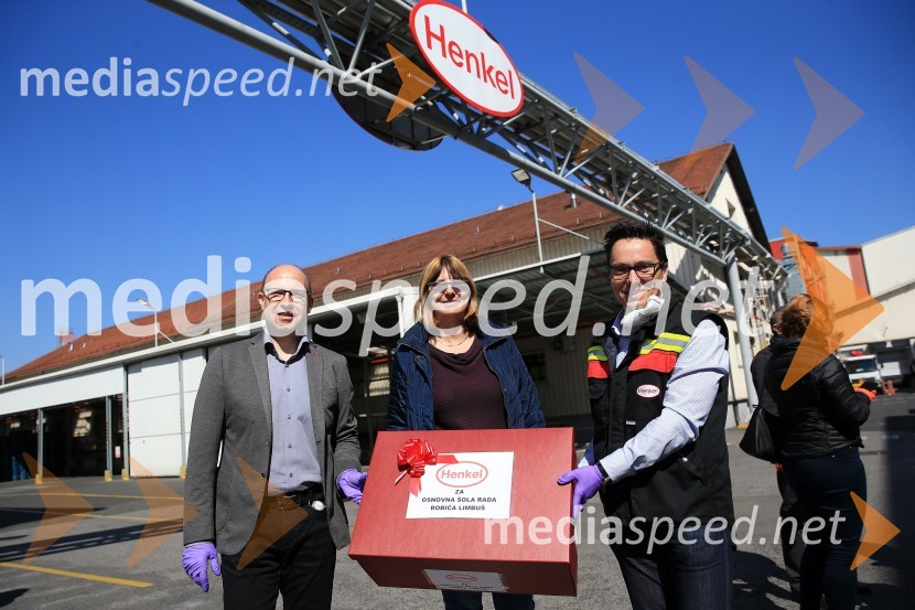  Gregor Majcen, vodja proizvodnje, Henkel Maribor d.o.o.;  Mojca Kirbiš, ravnateljica, OŠ Rada Robiča Limbuš;  Matej Ribič, Henkel Maribor d.o.o.Henkel podaril 2 toni izdelkov in računalnike