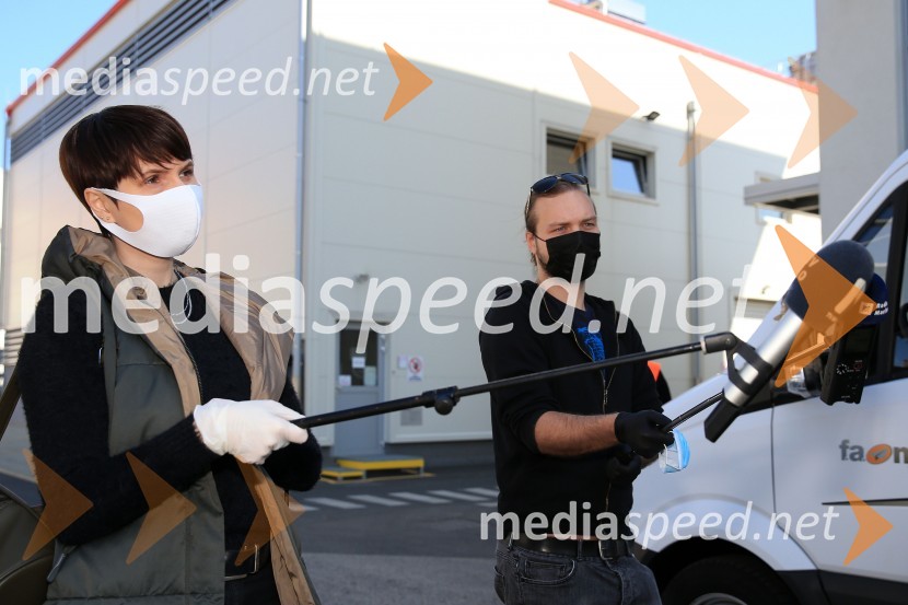  Franja  Pižmoht Potisk, novinarka;  Aleks Horvat, novinar, Radio MariborHenkel podaril 2 toni izdelkov in računalnike