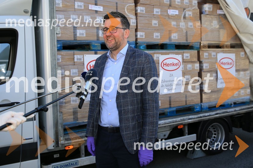  Christof  Vollstedt, direktor Henkel MariborHenkel podaril 2 toni izdelkov in računalnike