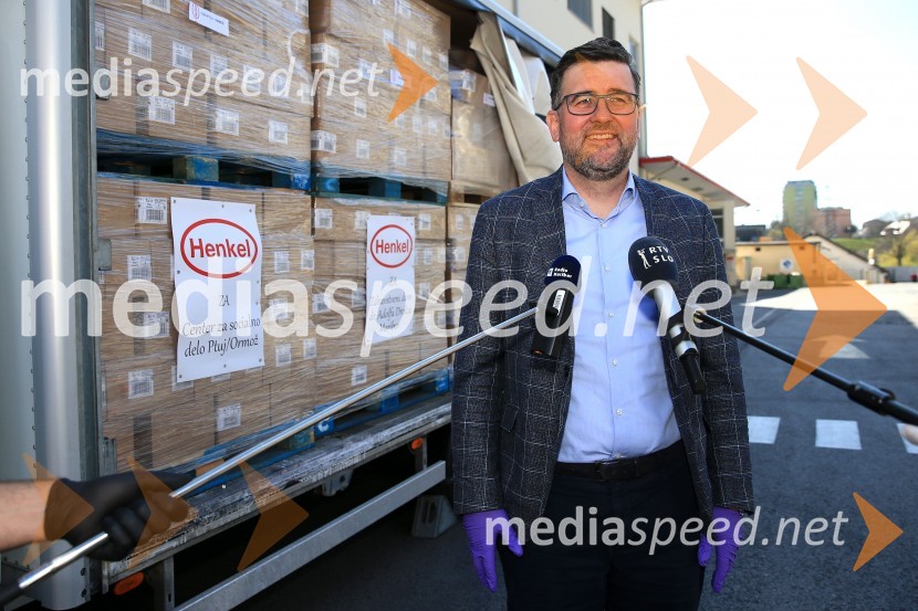  Christof  Vollstedt, direktor Henkel MariborHenkel podaril 2 toni izdelkov in računalnike