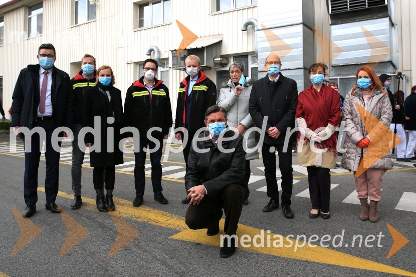  Christof  Vollstedt, direktor Henkel Maribor;  ... ;  ... ;  Matej Ribič, Henkel Maribor d.o.o.;  Borut Suhadolnik, Henkel Maribor d.o.o.;  Borut Pahor, predsednik Republike Slovenije;  ... ;  Gregor Majcen, vodja proizvodnje, Henkel Maribor d.o.o.;  Dubravka Rebernak, korporativne komunikacije, Henkel;  ... Pahor obiskal Henkel Maribor