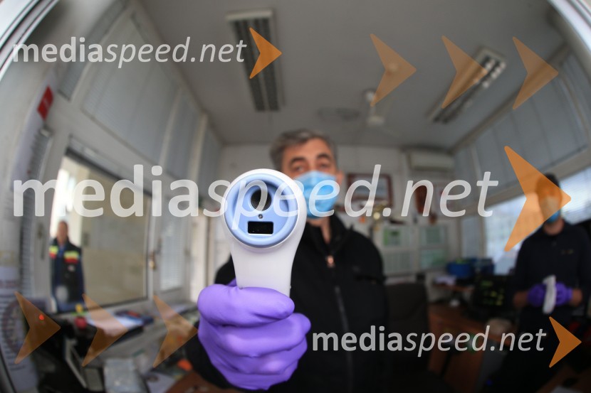 Merjenje telesne temperature Covid-19Pahor obiskal Henkel Maribor