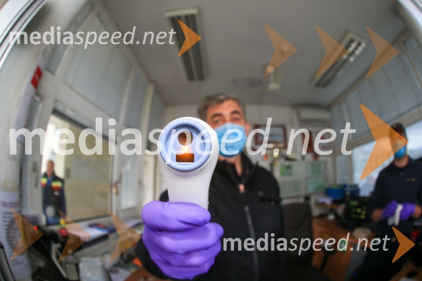 Merjenje telesne temperature Covid-19Pahor obiskal Henkel Maribor