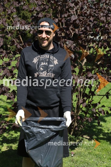  Marko Soršak-Soki, bobnar, skupina Elvis JacksonZnani Mariborčani obeležili Svetovni dan Zemlje