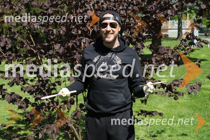  Marko Soršak-Soki, bobnar, skupina Elvis JacksonZnani Mariborčani obeležili Svetovni dan Zemlje