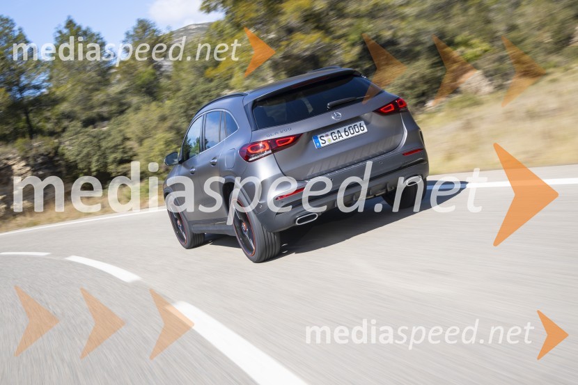 Mercedes Benz SUV GLANajmanjši Mercedes Benzov SUV GLA želi biti vsaj malo tudi terenec