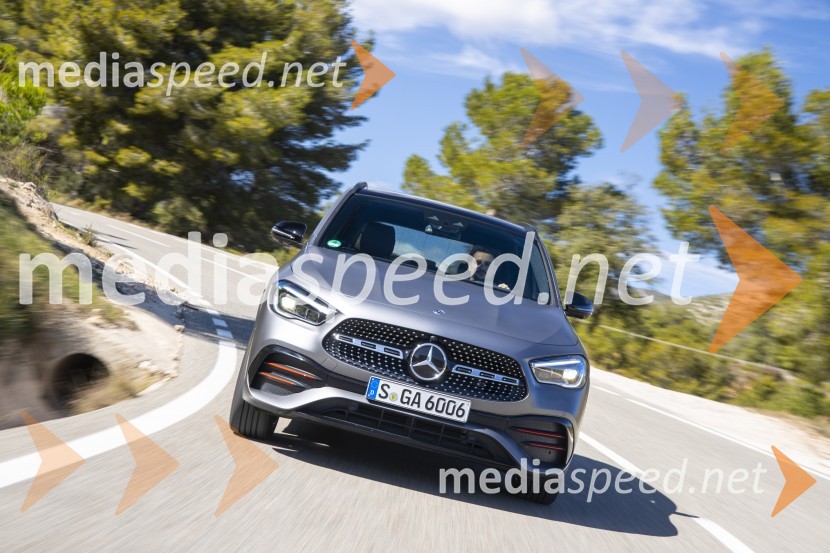 Mercedes Benz SUV GLANajmanjši Mercedes Benzov SUV GLA želi biti vsaj malo tudi terenec