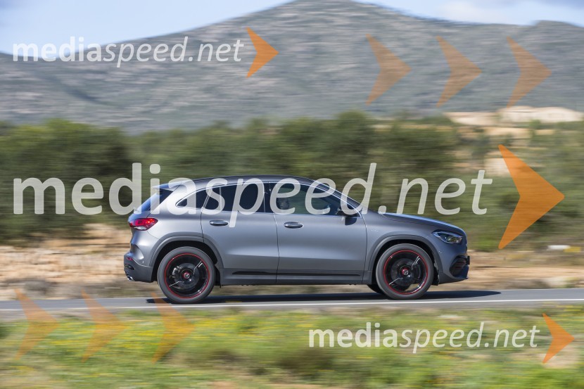 Mercedes Benz SUV GLANajmanjši Mercedes Benzov SUV GLA želi biti vsaj malo tudi terenec