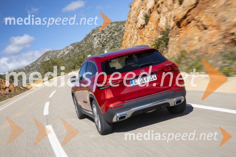 Mercedes Benz SUV GLANajmanjši Mercedes Benzov SUV GLA želi biti vsaj malo tudi terenec