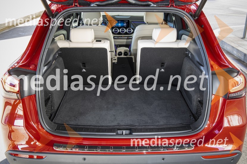 Mercedes Benz SUV GLANajmanjši Mercedes Benzov SUV GLA želi biti vsaj malo tudi terenec